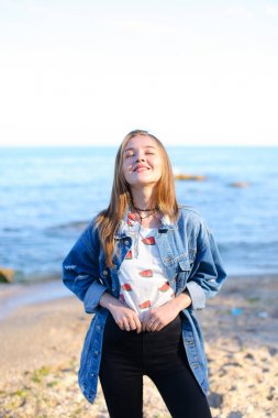 Güzel gülümseme ayakta o kameraya poz ile büyüleyici kadın