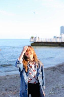 Mutlu genç erkek saç geliştirir ve kamera, ayakta o pozlar