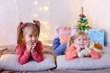 Komik küçük kız gülmek ve konuş, katta ve üzerinde yalan poz