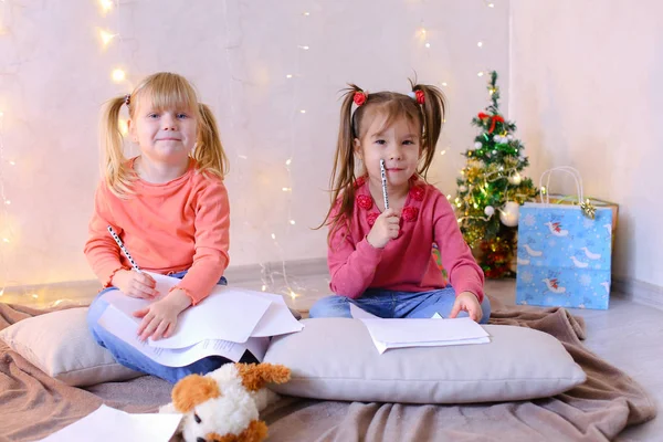 Μικρά κορίτσια σε αναμονή από το νέο έτος διακοπές κάνουν ευχές — Φωτογραφία Αρχείου