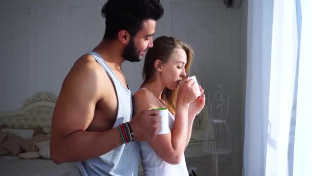 Tender Good Morning Pessoas se amando no quarto de luz ao lado da cama na mesa de fundo e cores cosméticas . — Vídeo de Stock