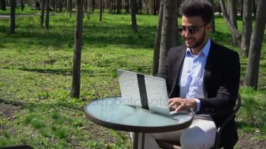 Ünlü yazar yazma yeni polisiye laptop.