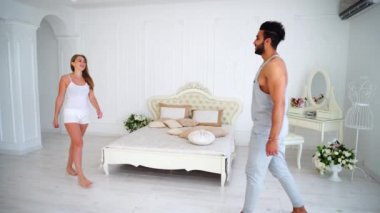Mutlu gelin ve damat Arap yatak yatak arka plan ve dekor kucaklayan.