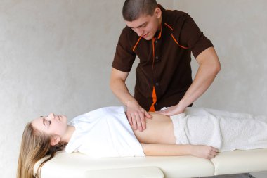 Göbek c nazik el hareketleri ile güçlü erkek masör kneads