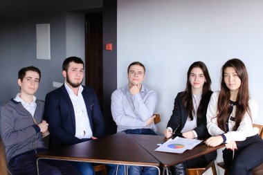 Yöneticileri iki erkek ve kadın possing içinde fotoğraf makinesi ve güleryüzlü bro