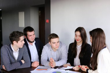 Üç Akıllı adam ve iki sevimli kız programcı kavramı kadar yapmak