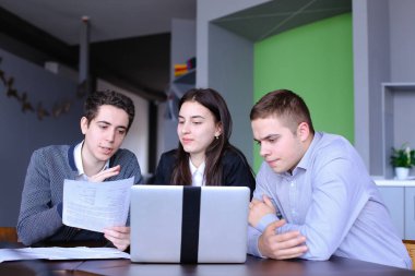 Öğrenciler iki adam ve kız dost arkadaş co oturuyorsun