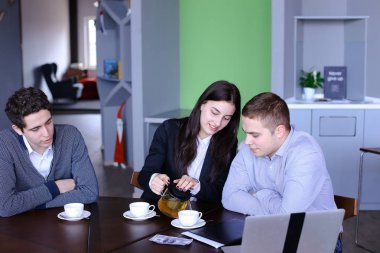 Üç başarılı meslektaşları, kız ve iki adam, içinde eser Özetle