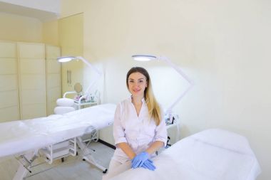 Özel güzellik uzmanı kız çalışma da başlangıcı için hazırlar