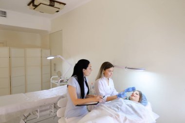 Kadın kaş dövme ana kız öğrenci c ile çalışmak için öğretir