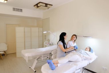 Kadın kaş dövme ana kız öğrenci c ile çalışmak için öğretir