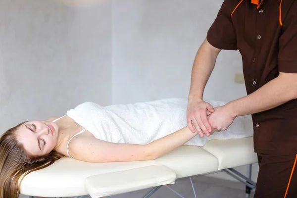 Erfahrener Arzt wendet manuelle Massagemethode manuell an — Stockfoto