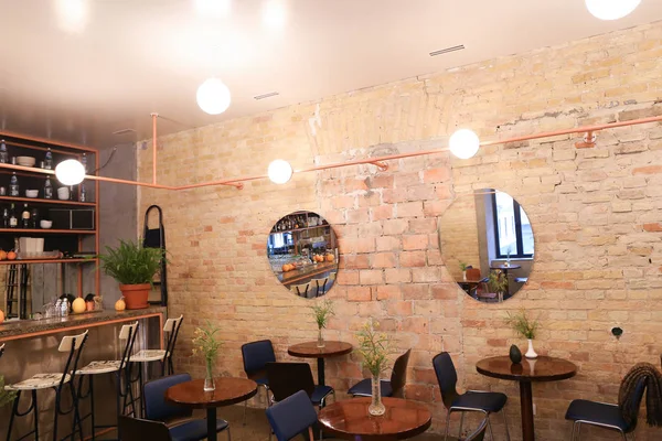 Popüler kafe ya da Restoran hamlesinde durum almak.