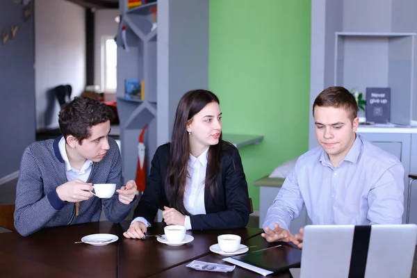 Üç iş adamları, kadın ve erkek te fincan ile robot tartışıyor — Stok fotoğraf