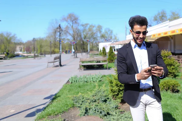 Menino italiano contando piadas para a esposa por telefone — Fotografia de Stock