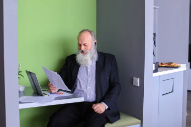 Eski işadamı yönetmen ya da danışman en az balanc hesaplar