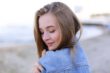 Çekici gülümseme Instalar kameraya poz ile güzel kız