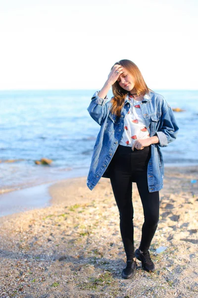 Charmante fille se promène le long de la côte et joyeux idiots autour sur le sable — Photo