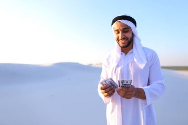 Başarılı Arap Şeyh banknot olarak görüyor ve mutlu, ben ayakta