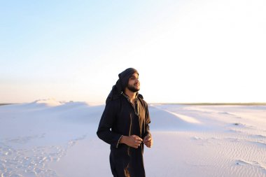 Mutlu adam Arap, çöl, gülümsüyor yürür ve li sahiptir