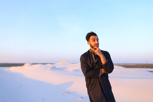 Portrait du mec arabe heureux qui pose et sourit en regardant camer — Photo