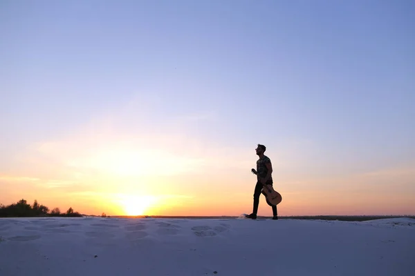 風格のあるアラブ男は des の砂の丘の上の手でギターを歩く — ストック写真
