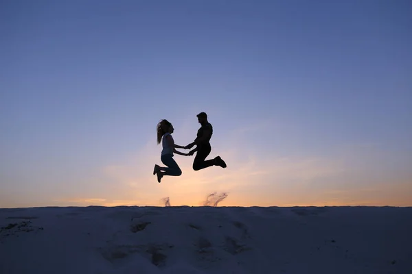 Cara alegre e menina se divertindo e dançando no topo da duna de areia — Fotografia de Stock