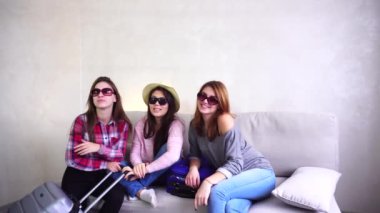 Yolculuğa mı çıkıyorsun ve öğleden sonra odasında kanepede bavul hazırlama erkek kız.