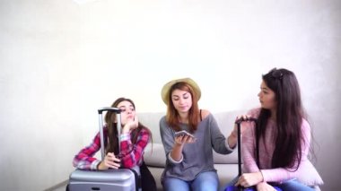 Üç genç kadın kız kardeşi araçları kullanmak ve birbirleri ile gün boyunca odasında kanepede oturan iletişim.