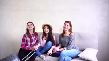 Kızlar gezi öğleden sonra odasında kanepede bavul hazırlama gidiyorsunuz.