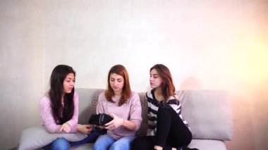 Çağdaş kadın eğitim ve paralel gerçeklik parlak yatak odasında kanepede oturan yeni gözlük göster.