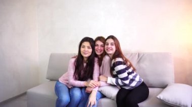 Komik kız kamera yüzlerinde gülümsemeler ile poz.