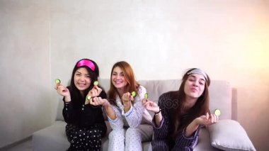 Üç sevimli bayan arkadaş dinlenmek ve akşamları yatak odasında yüz güzellik bakımı yapmak.