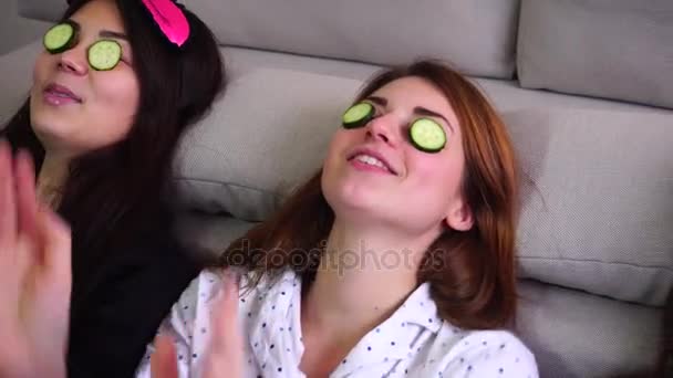 Tres encantadoras amigas se relajan y hacen tratamientos de belleza facial en el dormitorio por la noche . — Vídeos de Stock