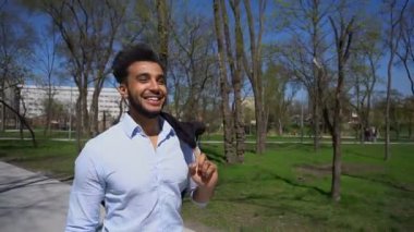 Çekici mühendisi işten sonra eve gidiyor.