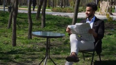 Gazete araç satış hakkında reklamlar beyefendi okur.