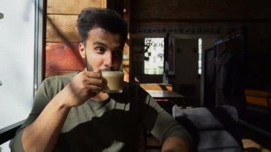 Modern avukat içecekler kahve dinlenme