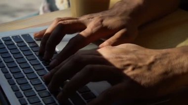 Teknik Müfettiş siteleri yakın çekim denetler.