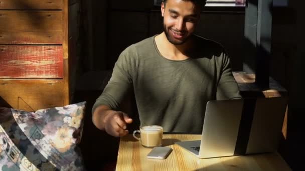 Student söker jobb efter examen. — Stockvideo