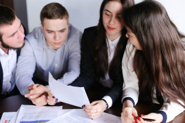 Üç Akıllı adam ve iki sevimli kız programcı kavramı kadar yapmak