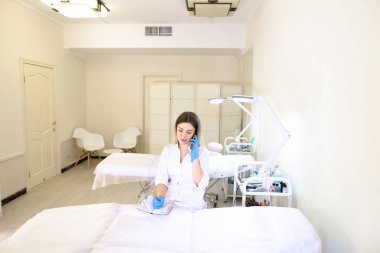 Göz kamaştırıcı smile mobil ve kayıt re üzerinde konuşma ile güzel kız