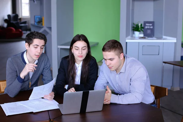 Öğrenciler iki adam ve kız dost arkadaş co oturuyorsun