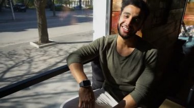 Yeni kafe reklam için filme modeli.