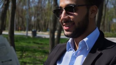 Gazete okuyan genç adam utandım.