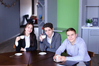 Güzel genç insanlar, kadın ve erkek sınıf cam bak