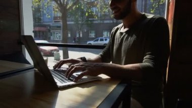 Yeni laptop ve klavye tıklayarak emlak satın aldı.