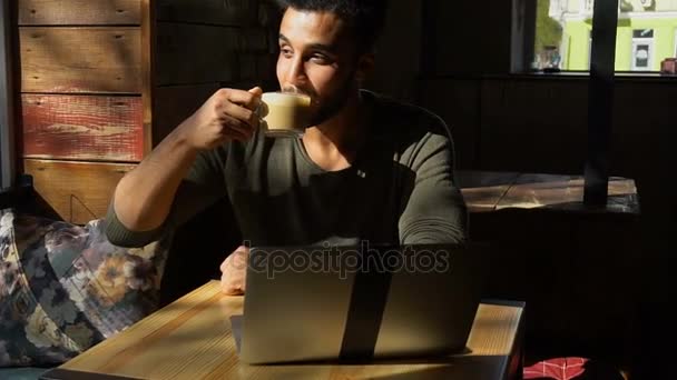 Fiatal srác várja hangulatos kávézó laptop találkozó — Stock videók