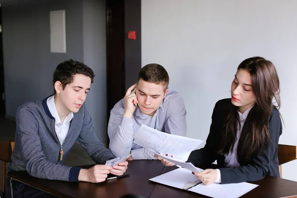 Les jeunes banquiers réussis deux gars et fille vérifier et d'accord Xom — Photo