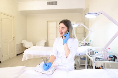 Güzel kadın microblasting ana hücre diyalog yürütmektedir