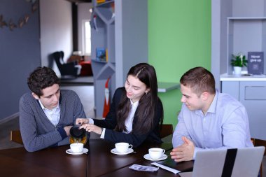 Üç başarılı meslektaşları, kız ve iki adam, içinde eser Özetle